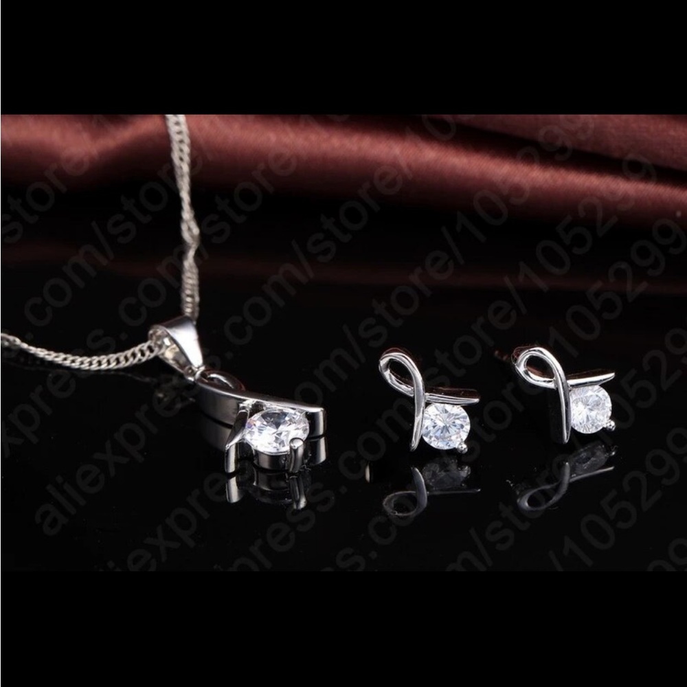 117. NEW 925 Sterling Silver Pendant Necklace & Stud Earrings